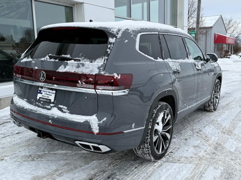 Volkswagen Atlas Vehicle Full-screen Gallery Image 3