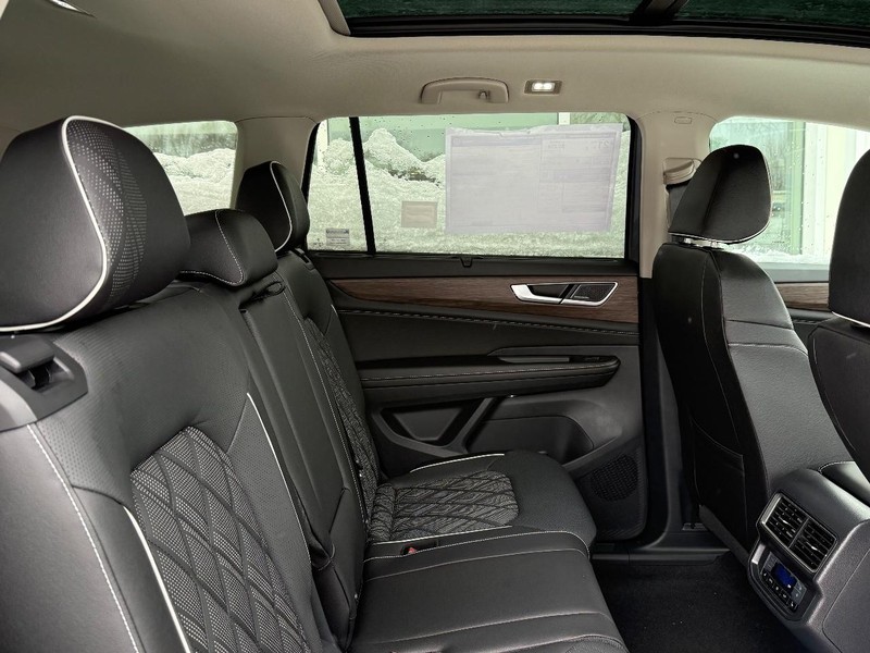 Volkswagen Atlas Vehicle Full-screen Gallery Image 5