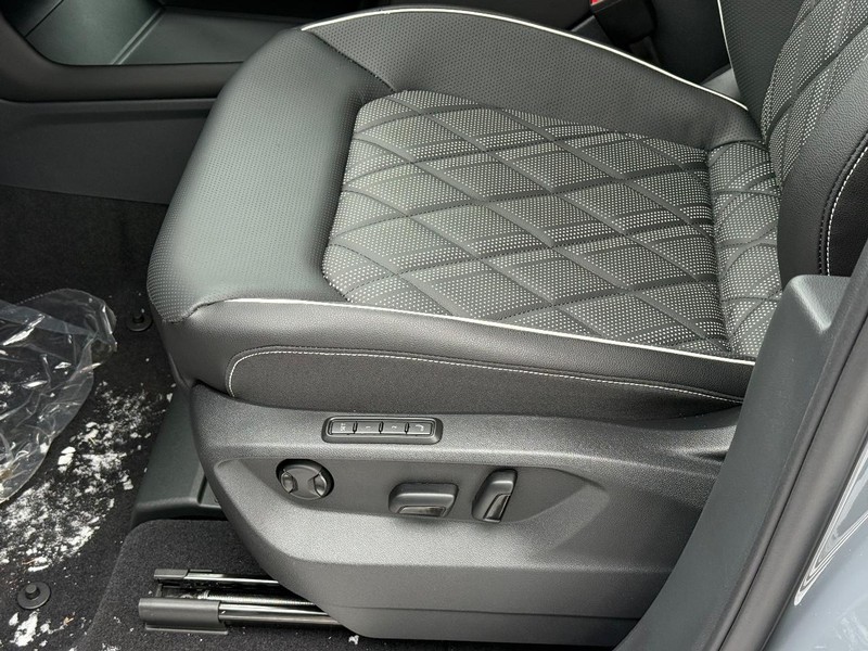 Volkswagen Atlas Vehicle Full-screen Gallery Image 16