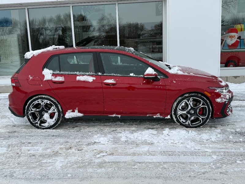 Volkswagen Golf GTI Vehicle Full-screen Gallery Image 2