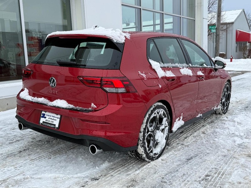 Volkswagen Golf GTI Vehicle Full-screen Gallery Image 3