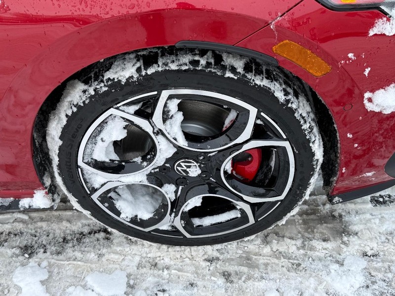 Volkswagen Golf GTI Vehicle Full-screen Gallery Image 4