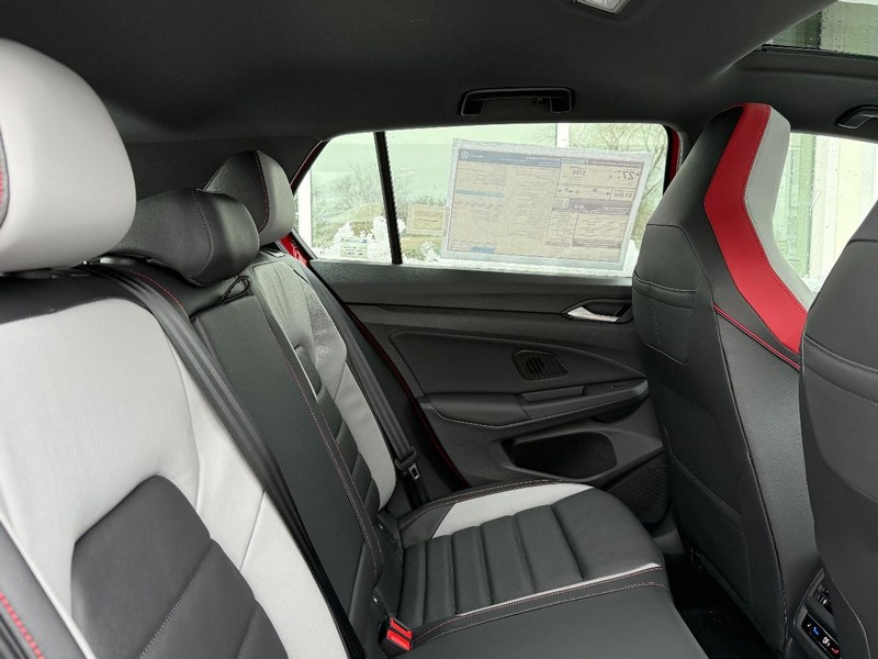 Volkswagen Golf GTI Vehicle Full-screen Gallery Image 5