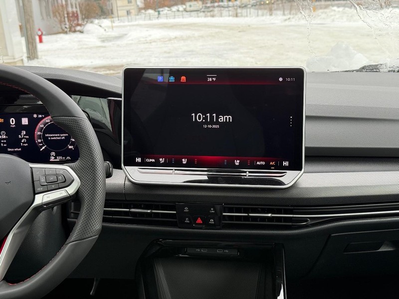 Volkswagen Golf GTI Vehicle Full-screen Gallery Image 7