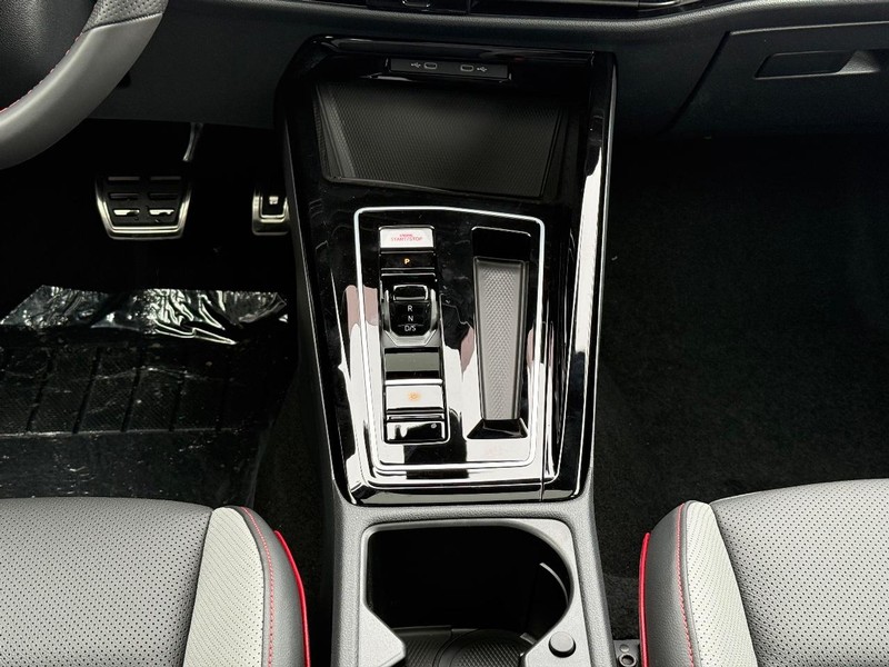 Volkswagen Golf GTI Vehicle Full-screen Gallery Image 8