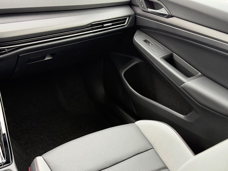 Volkswagen Golf GTI Vehicle Full-screen Gallery Image 9