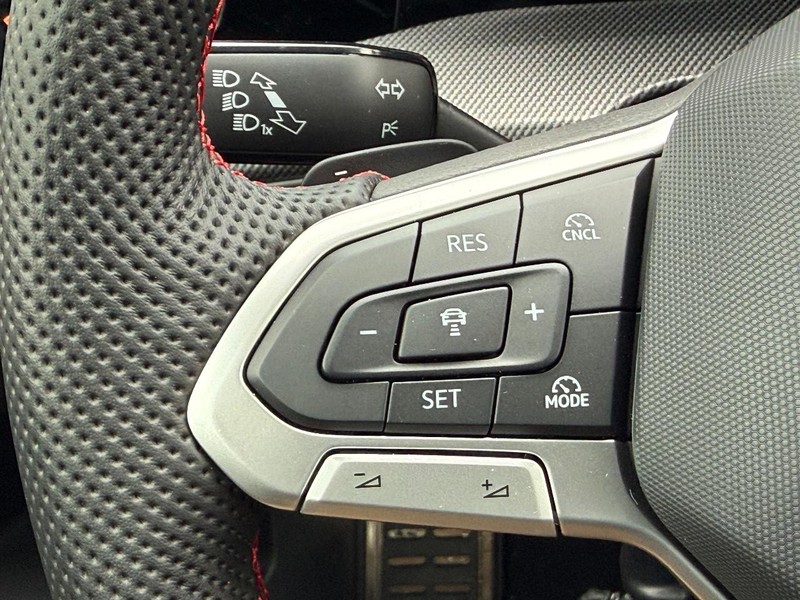 Volkswagen Golf GTI Vehicle Full-screen Gallery Image 10