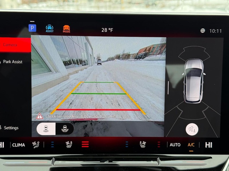 Volkswagen Golf GTI Vehicle Full-screen Gallery Image 12