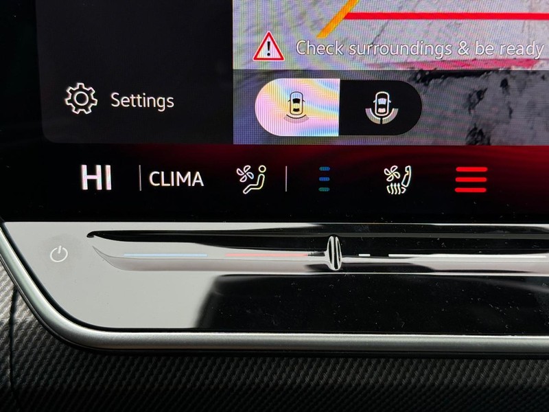 Volkswagen Golf GTI Vehicle Full-screen Gallery Image 13