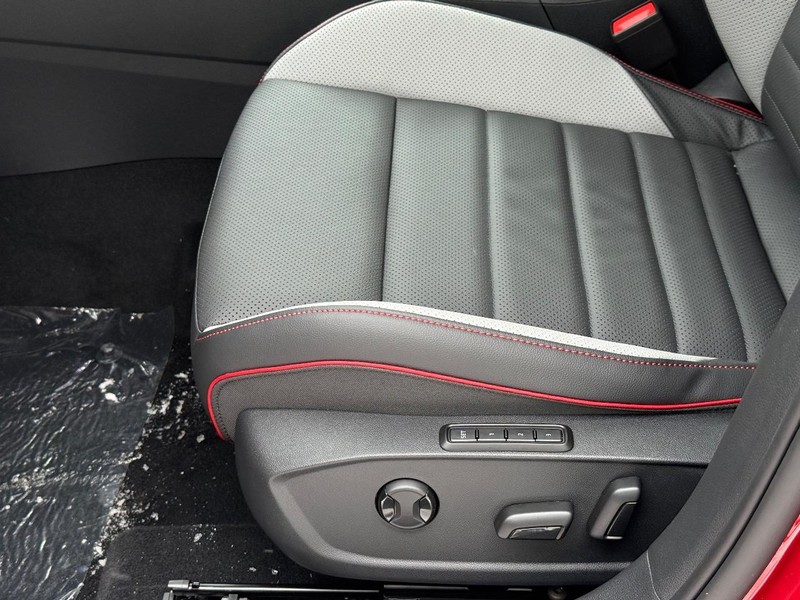 Volkswagen Golf GTI Vehicle Full-screen Gallery Image 15