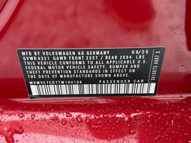 Volkswagen Golf GTI Vehicle Full-screen Gallery Image 16