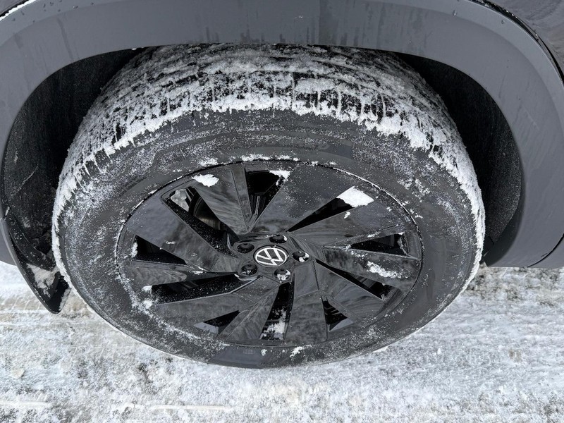 Volkswagen Atlas Cross Sport Vehicle Full-screen Gallery Image 4