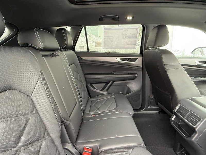 Volkswagen Atlas Cross Sport Vehicle Full-screen Gallery Image 5