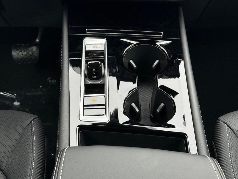 Volkswagen Atlas Cross Sport Vehicle Full-screen Gallery Image 8