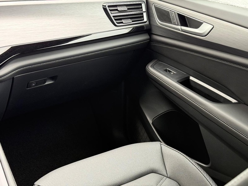 Volkswagen Atlas Cross Sport Vehicle Full-screen Gallery Image 10