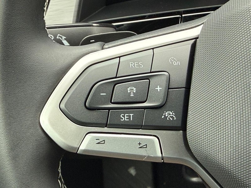 Volkswagen Atlas Cross Sport Vehicle Full-screen Gallery Image 11