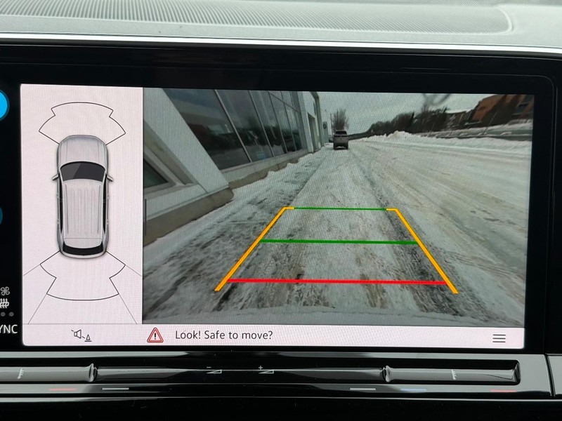 Volkswagen Atlas Cross Sport Vehicle Full-screen Gallery Image 13