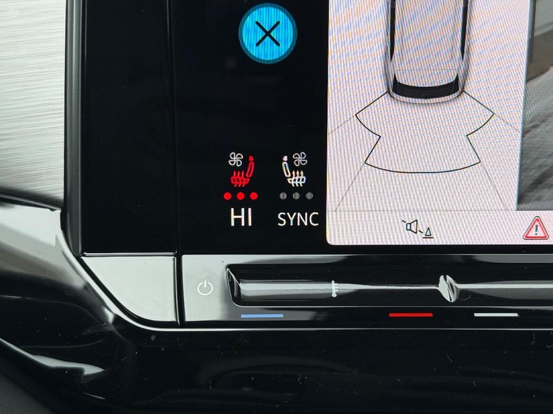 Volkswagen Atlas Cross Sport Vehicle Full-screen Gallery Image 14