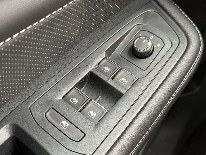 Volkswagen Atlas Cross Sport Vehicle Full-screen Gallery Image 15