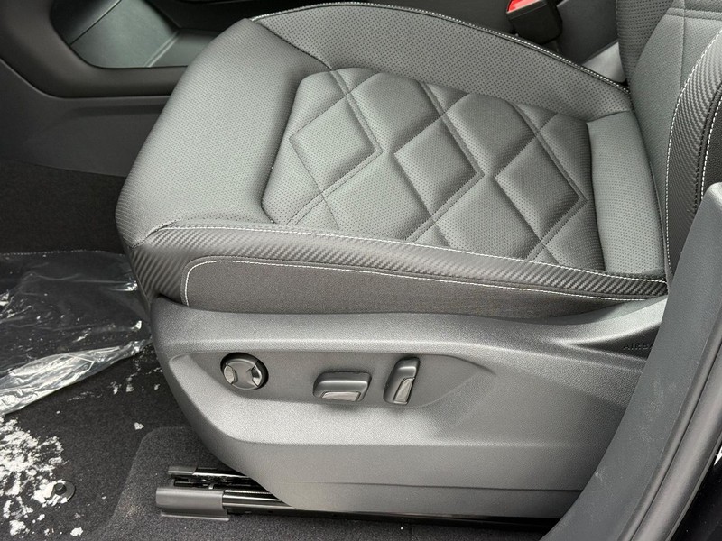 Volkswagen Atlas Cross Sport Vehicle Full-screen Gallery Image 16