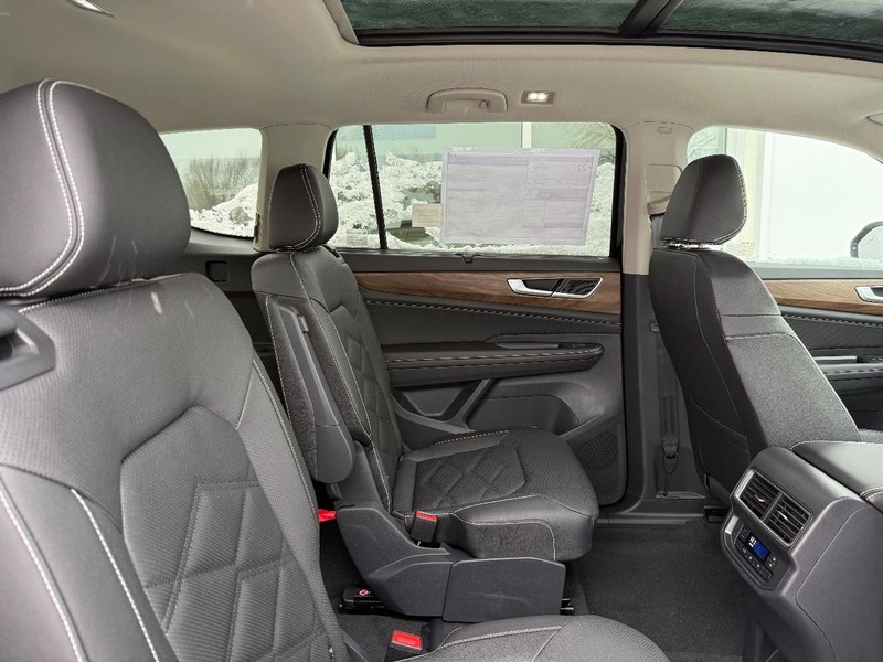 Volkswagen Atlas Vehicle Full-screen Gallery Image 5