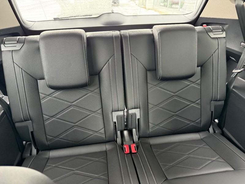 Volkswagen Atlas Vehicle Full-screen Gallery Image 6