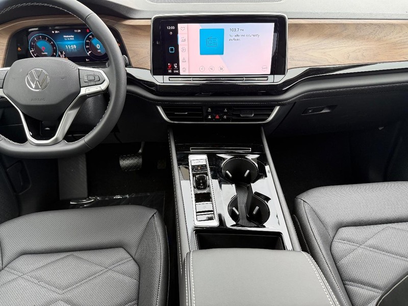 Volkswagen Atlas Vehicle Full-screen Gallery Image 7