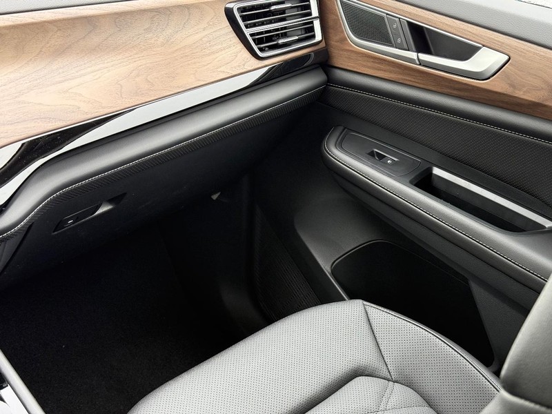 Volkswagen Atlas Vehicle Full-screen Gallery Image 10