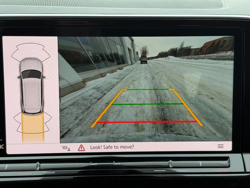 Volkswagen Atlas Vehicle Full-screen Gallery Image 13