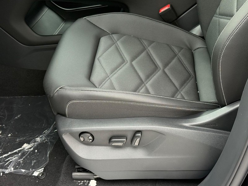 Volkswagen Atlas Vehicle Full-screen Gallery Image 16