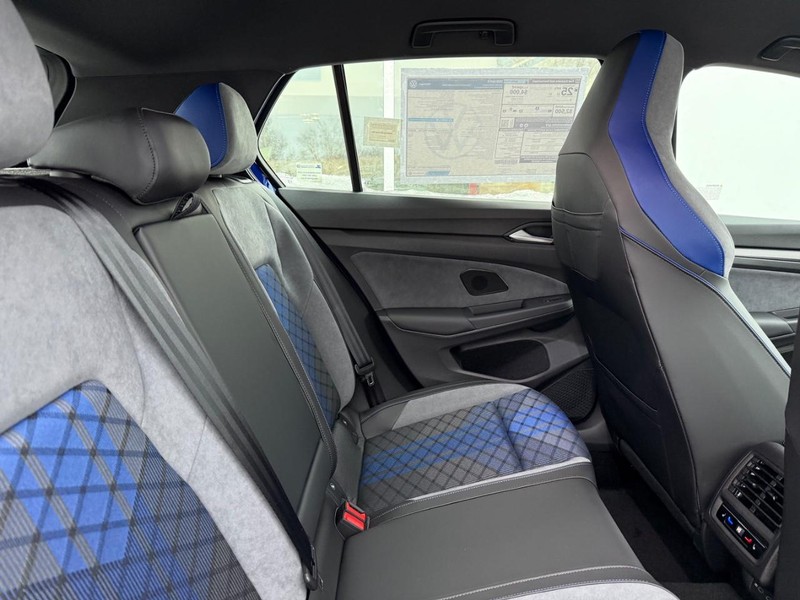 Volkswagen Golf R Vehicle Full-screen Gallery Image 4