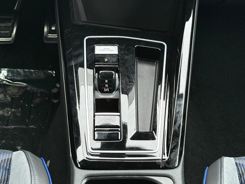 Volkswagen Golf R Vehicle Full-screen Gallery Image 7