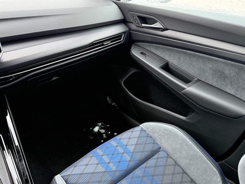 Volkswagen Golf R Vehicle Full-screen Gallery Image 8