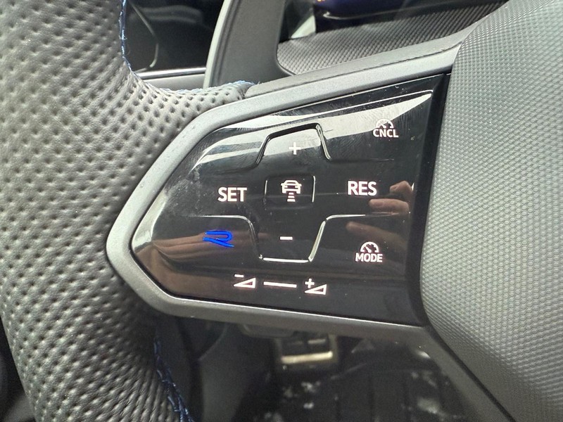 Volkswagen Golf R Vehicle Full-screen Gallery Image 9