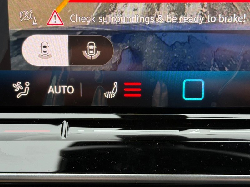 Volkswagen Golf R Vehicle Full-screen Gallery Image 12