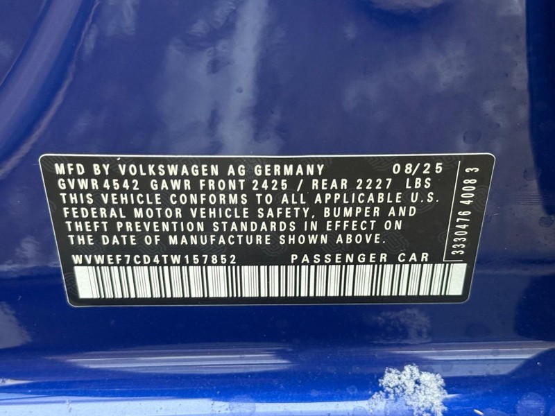 Volkswagen Golf R Vehicle Full-screen Gallery Image 16