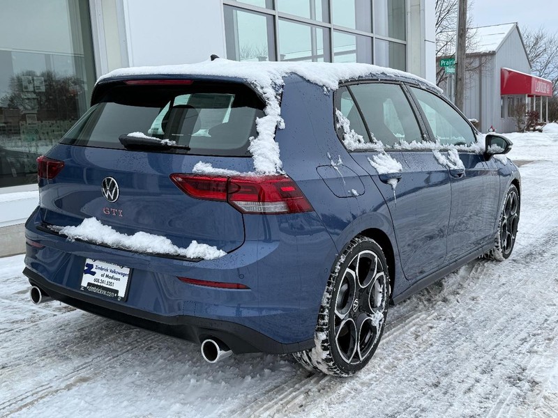 Volkswagen Golf GTI Vehicle Full-screen Gallery Image 3