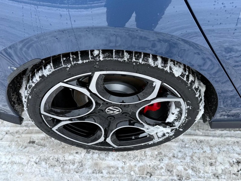 Volkswagen Golf GTI Vehicle Full-screen Gallery Image 4