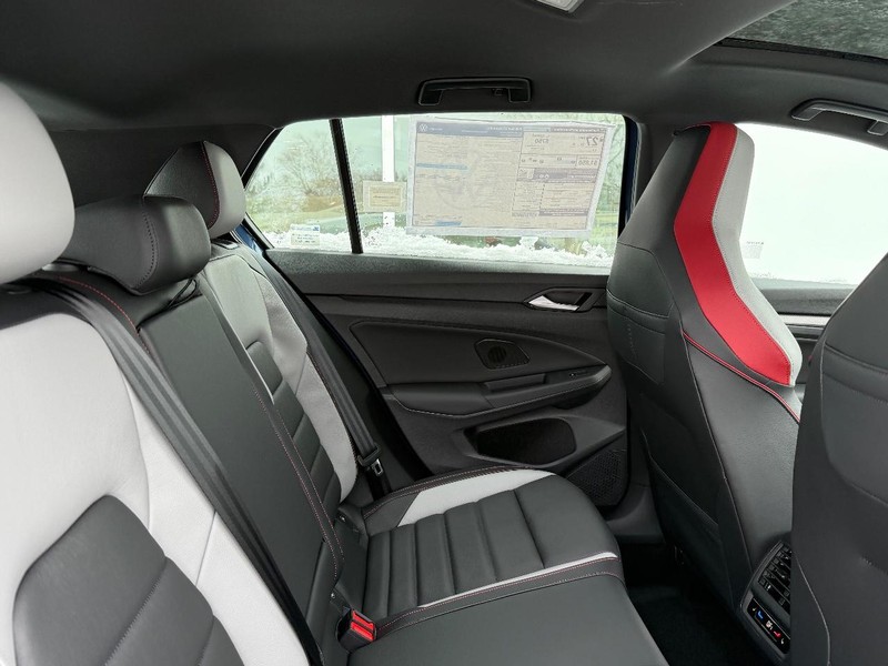 Volkswagen Golf GTI Vehicle Full-screen Gallery Image 5