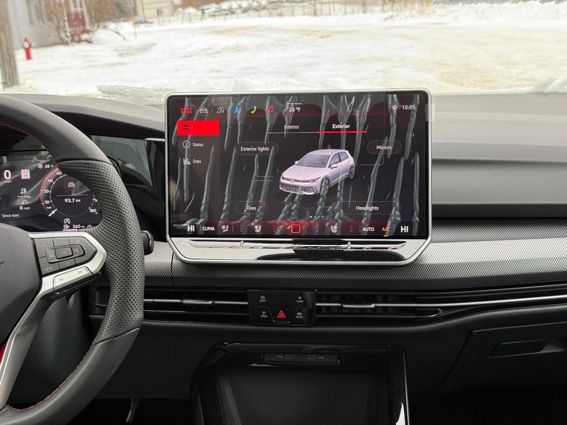 Volkswagen Golf GTI Vehicle Full-screen Gallery Image 7