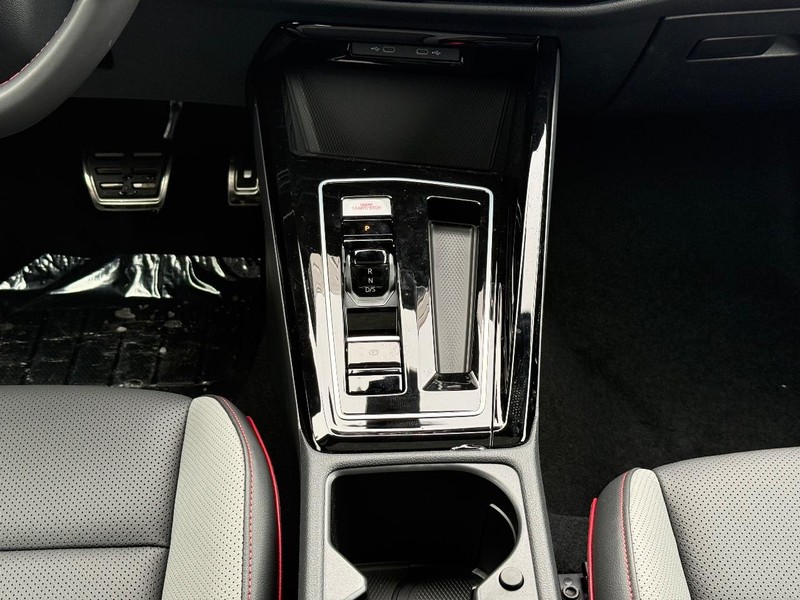 Volkswagen Golf GTI Vehicle Full-screen Gallery Image 8