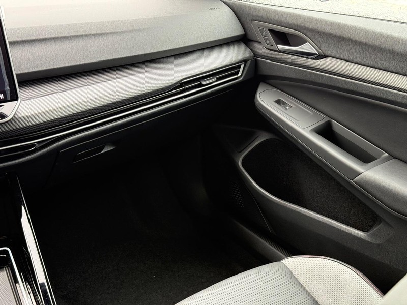 Volkswagen Golf GTI Vehicle Full-screen Gallery Image 9