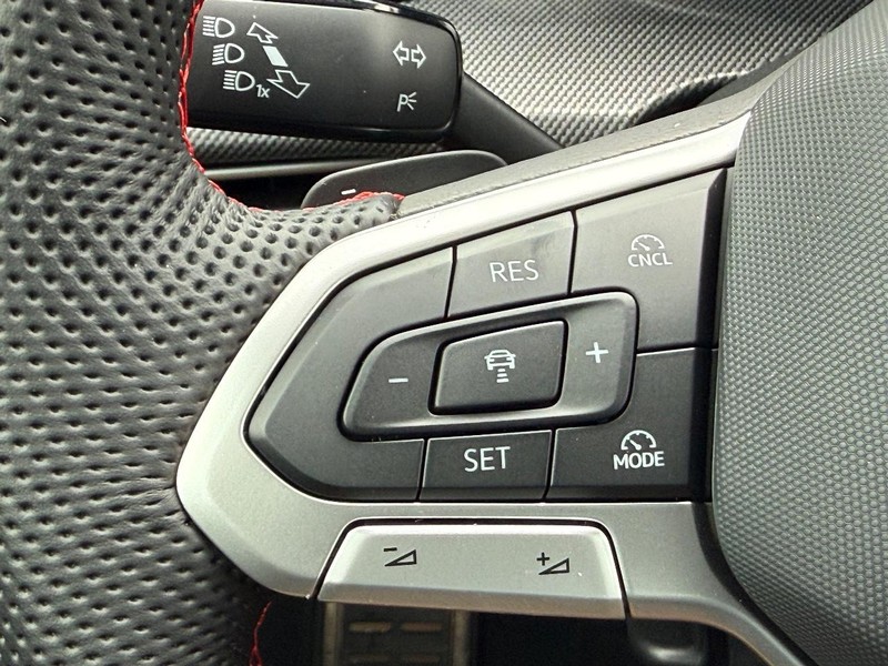 Volkswagen Golf GTI Vehicle Full-screen Gallery Image 10