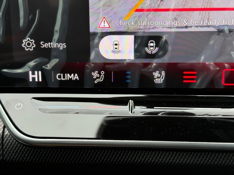 Volkswagen Golf GTI Vehicle Full-screen Gallery Image 12