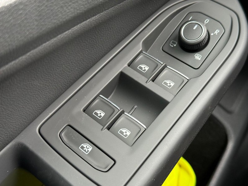 Volkswagen Golf GTI Vehicle Full-screen Gallery Image 13