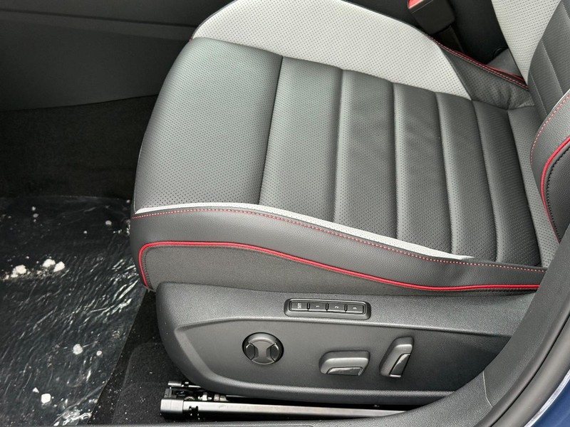 Volkswagen Golf GTI Vehicle Full-screen Gallery Image 14