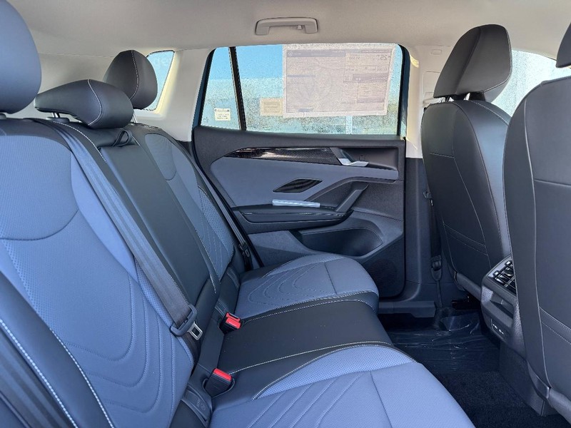 Volkswagen Tiguan Vehicle Full-screen Gallery Image 4