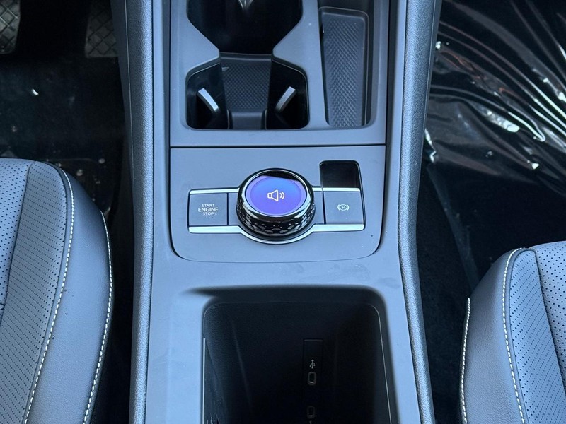 Volkswagen Tiguan Vehicle Full-screen Gallery Image 7