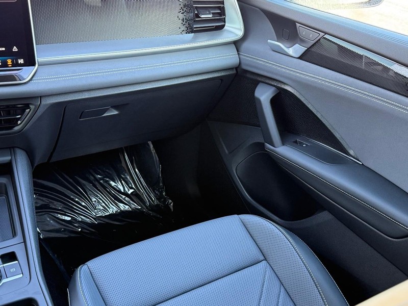 Volkswagen Tiguan Vehicle Full-screen Gallery Image 8