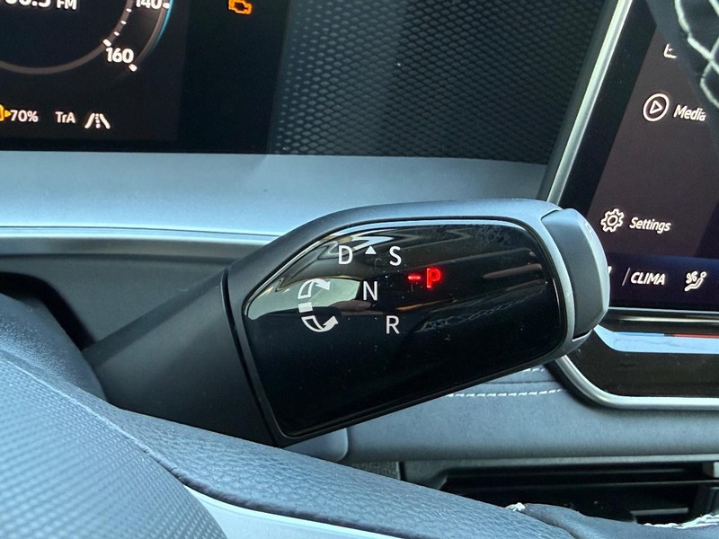 Volkswagen Tiguan Vehicle Full-screen Gallery Image 11